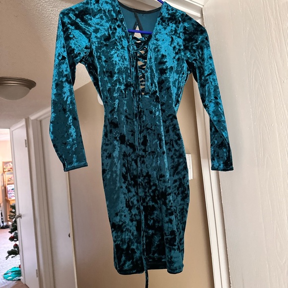 fitted lace wedding dress Zapaka Women Dark Green Sheath Long Sleeves Holiday Party Dress Ruched Velvet Boat Neck Formal Dress, Dark Green / US18W
